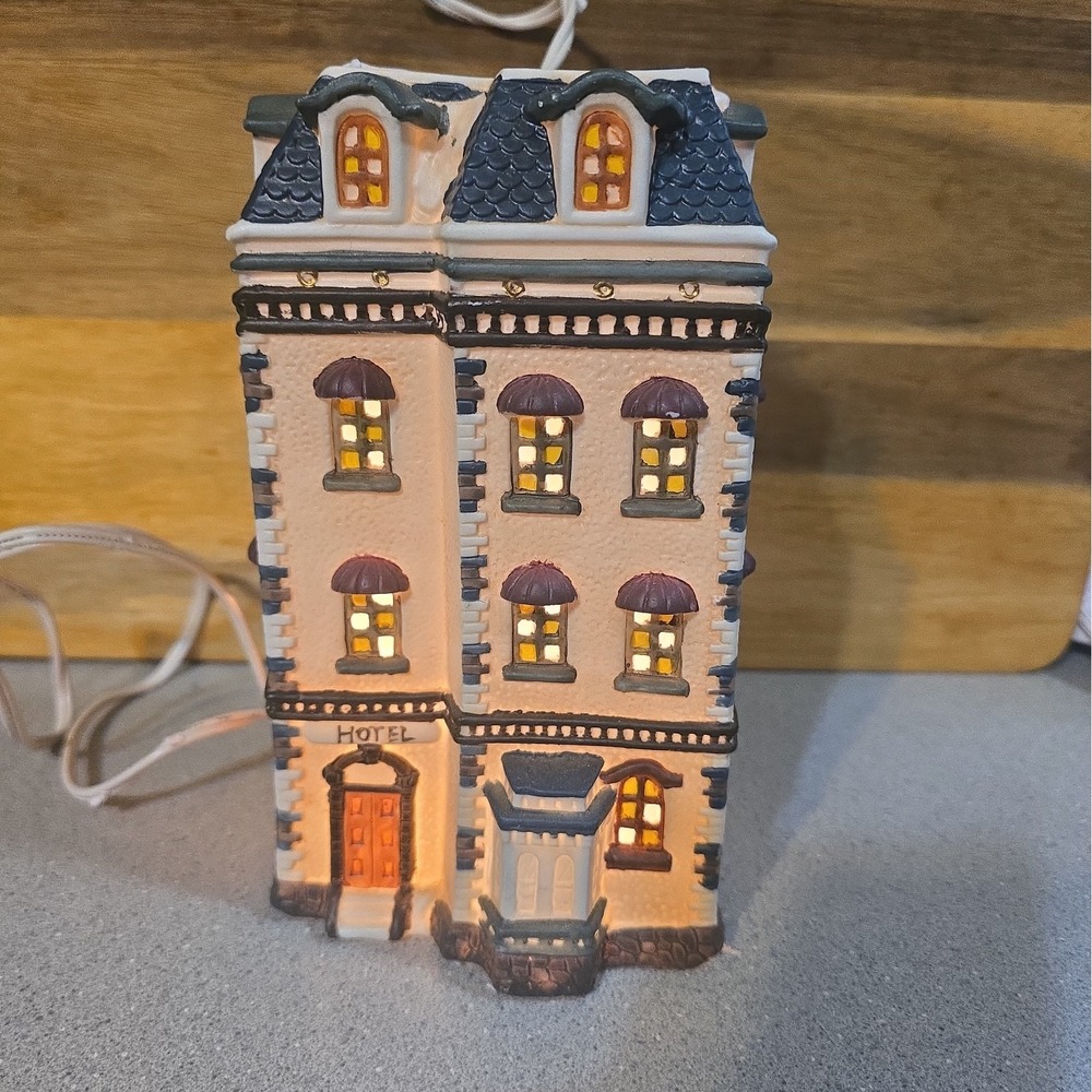 Dickens Collection Towne Series Hotel 1996 Light Will Need Removed See Photos